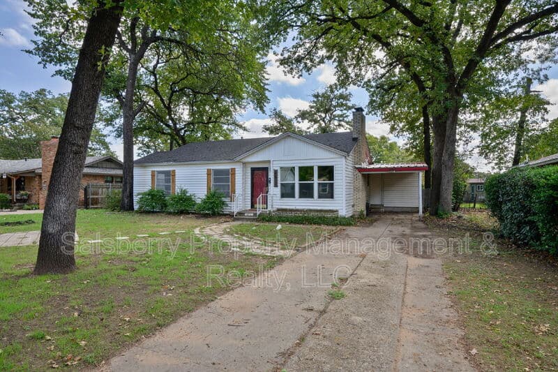 River Oaks House: 4833 Black Oak Lane