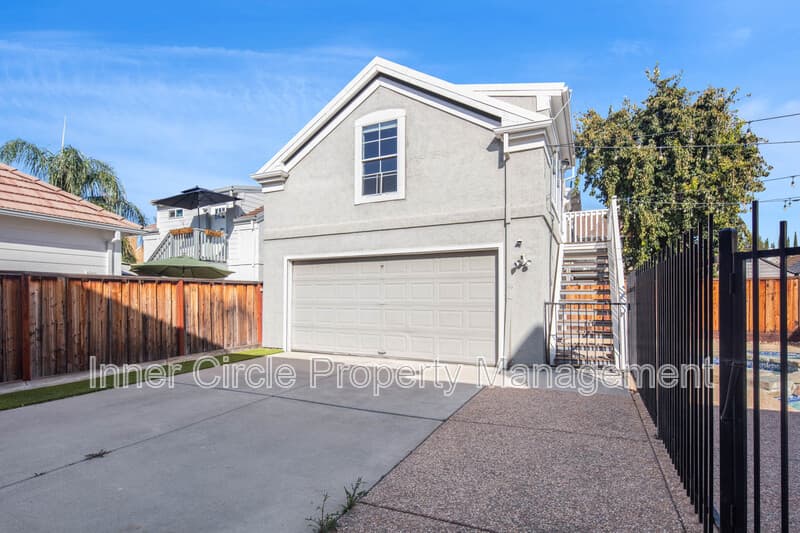 Brentwood House: 342 Chaucer Drive
