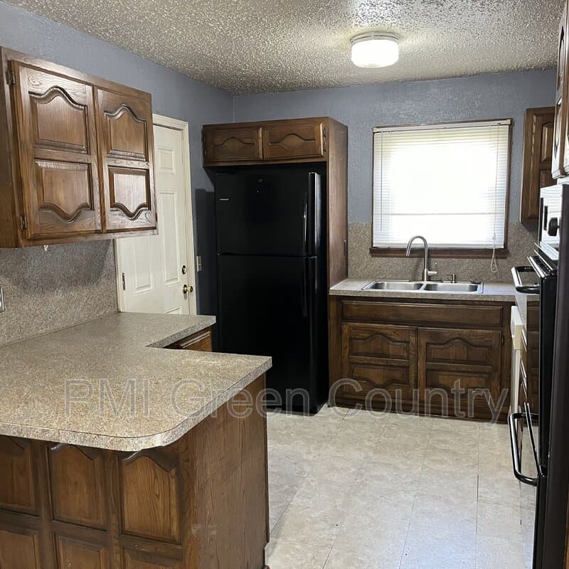 Tulsa House: 4547 E Young Ct