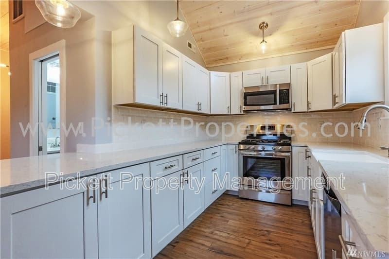 Bremerton House: 1120 Cogean Ave