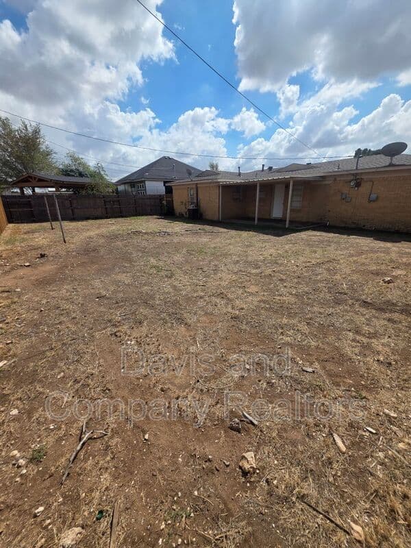 Midland House: 4210 Pasadena Dr