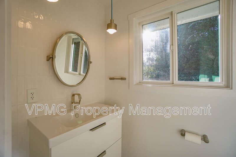 Ridgefield House: 139 N 19th Ct