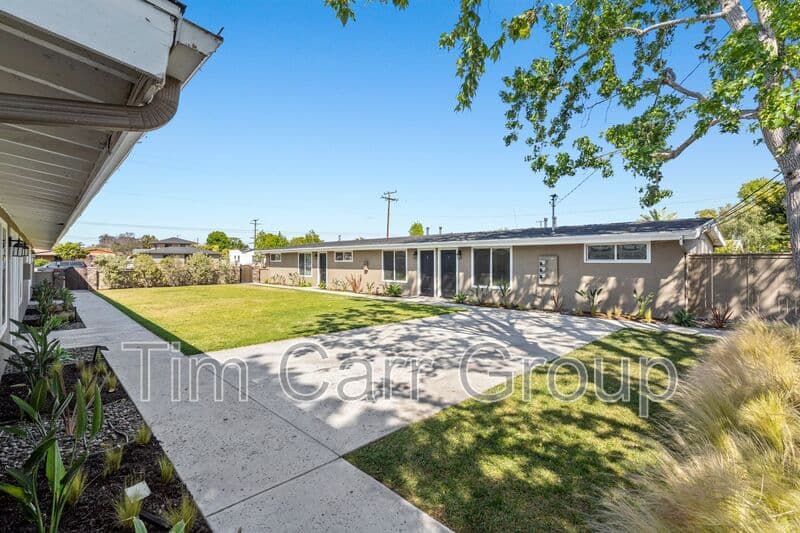 Costa Mesa Condo: 241 E 18th Street