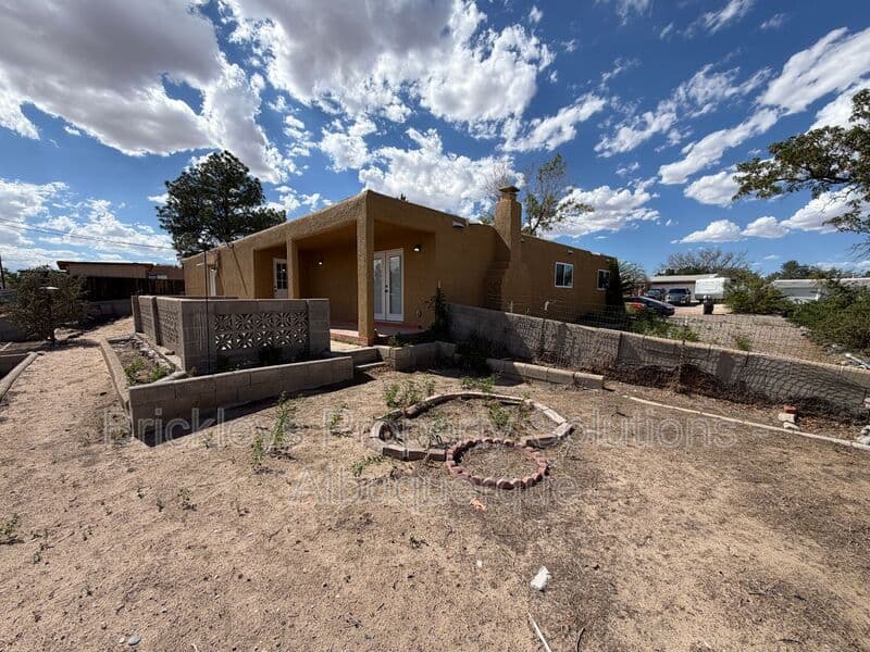 Albuquerque House: 5608 Drake Ave NW