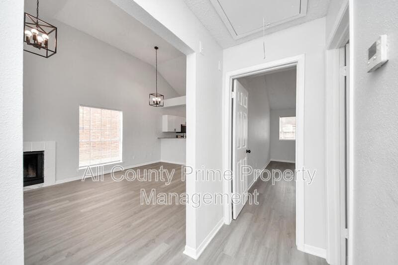 Houston House: 5546 Santrey Drive