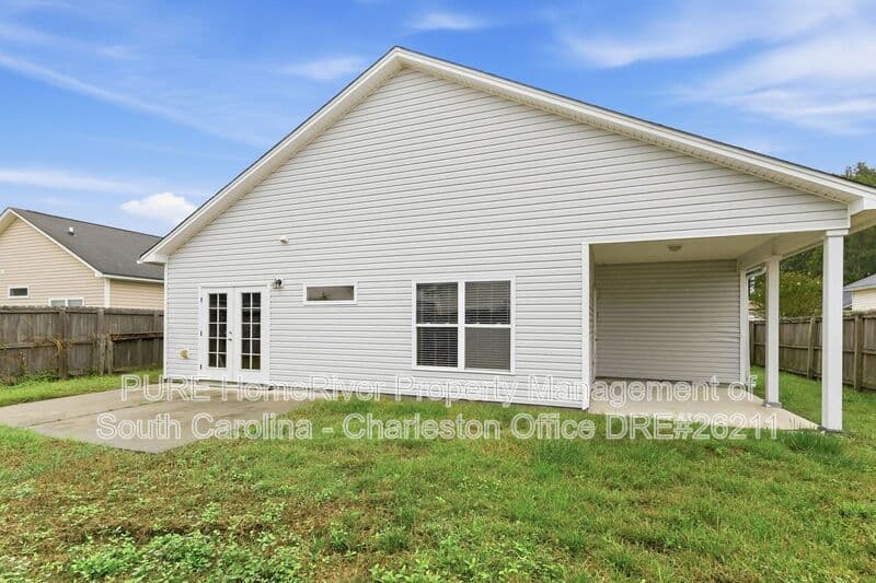 Summerville House: 207 Summer View Rd