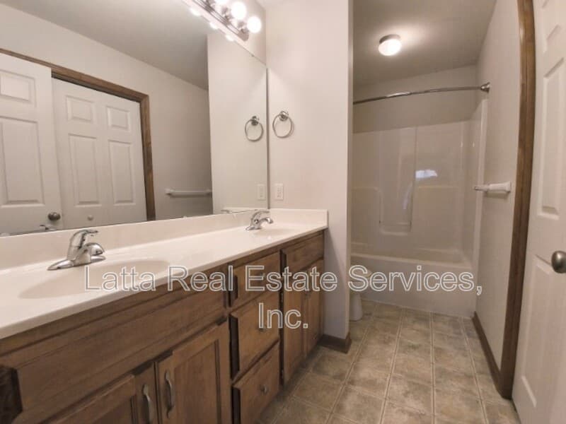 Grain Valley Condo: 1101 NW Willow Dr