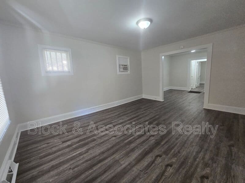 Greensboro House: 3844 Green Point Dr