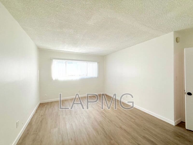 Los Angeles House: 1426 South Point View