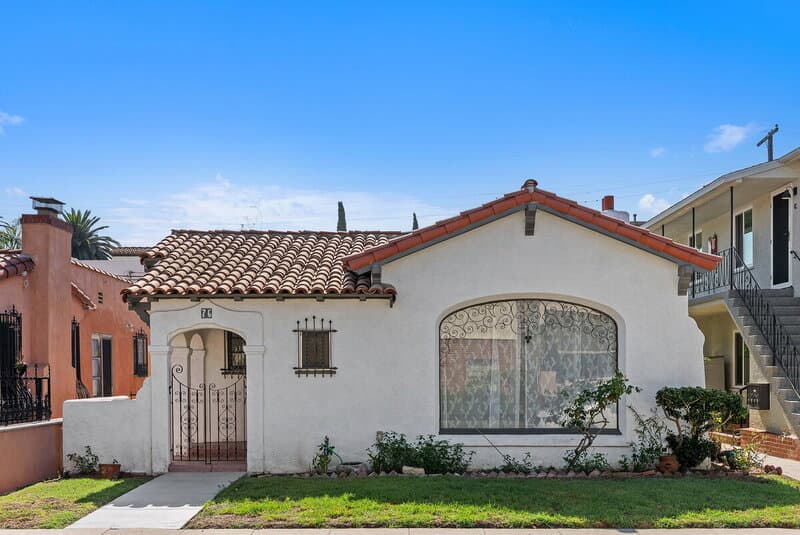 Long Beach House: 76 Roycroft Avenue