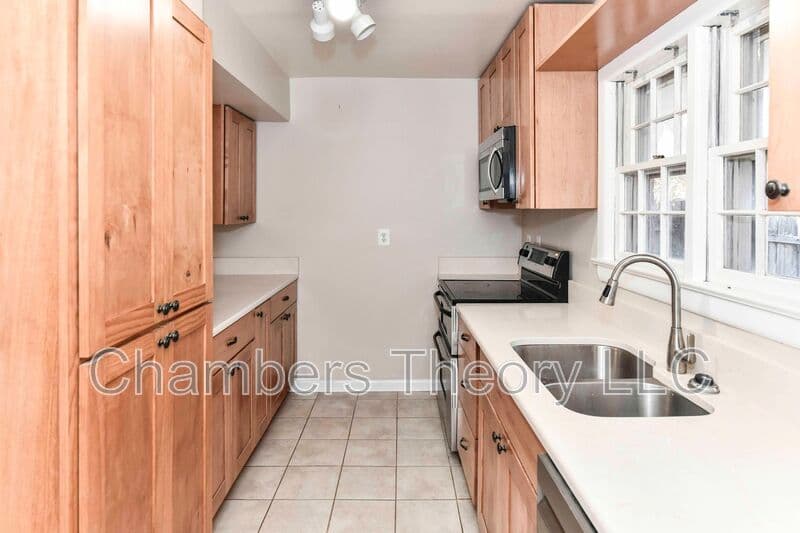 Falls Church Condo: 445 Hampton Ct