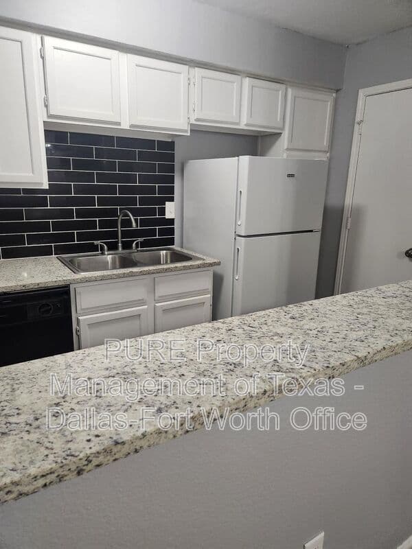 Irving Apartment: 4002-4004 W. Pioneer Dr