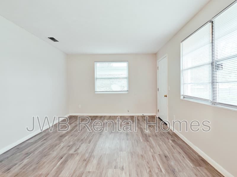 Jacksonville House: 2567 25th St W