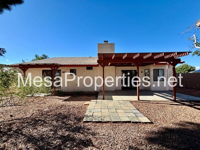 Victorville House: 13520 Oakmont Dr