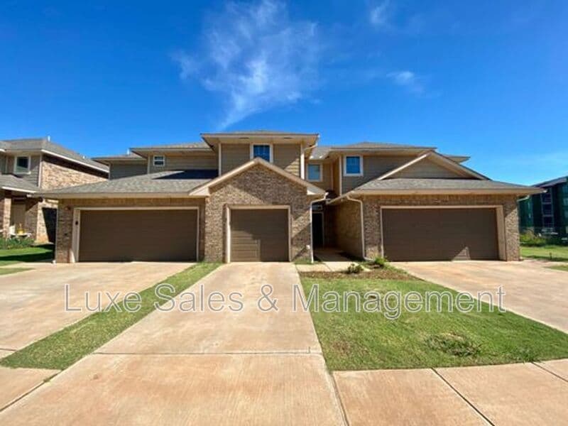 Moore House: 745 SW 14th St