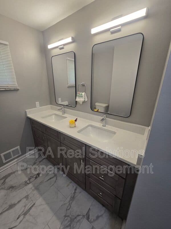 Columbus House: 3050 Clermont Rd