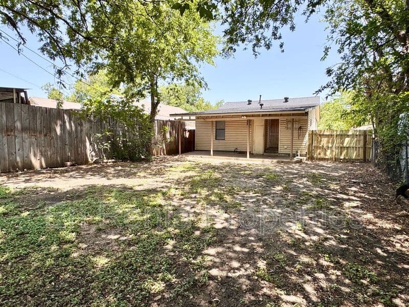 Fort Worth House: 525 Hammond St.