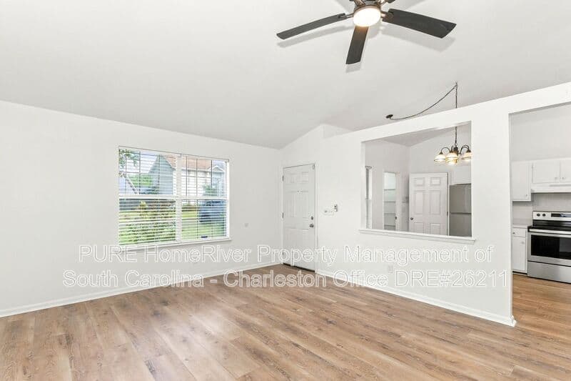 Summerville House: 108 Eaton Way