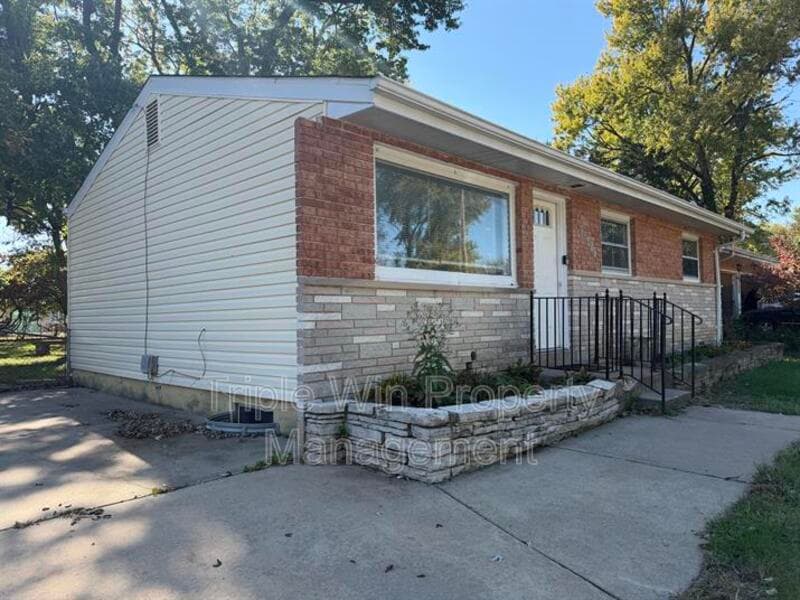 Maryland Heights House: 11490 Essex Ave