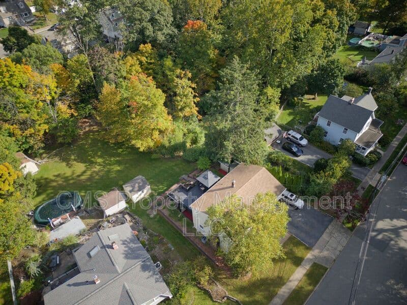 Bloomingdale House: 128 Reeve Ave