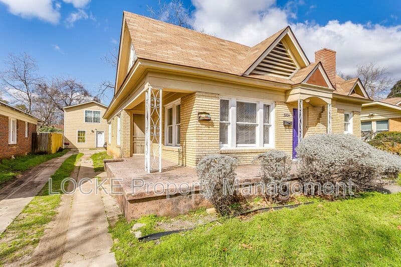 Fort Worth House: 3204 Rogers Avenue