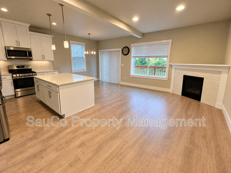 Hillsboro House: 8023 Northeast Sabo Street