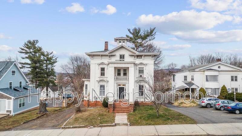 Meriden House: 216 East Main StreetUnit 4
