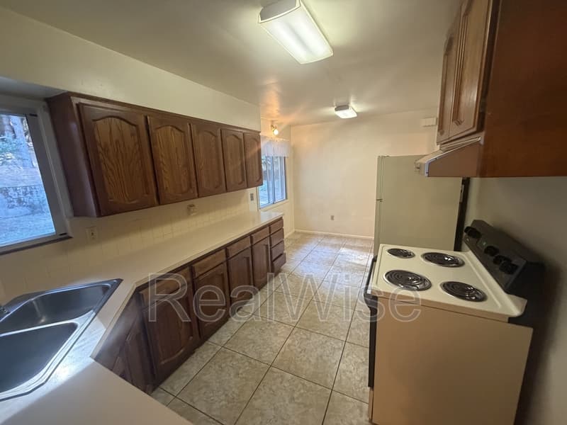 Grants Pass House: 7665 Rogue River Hwy