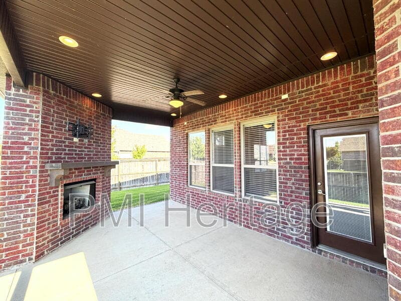 Bentonville House: 2700 Southwest Nottingham Avenue