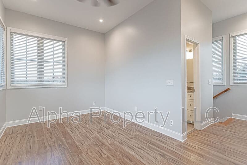 Greenville House: 25 Ledbetter St