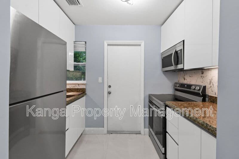Riviera Beach Condo: 968 W 9th St