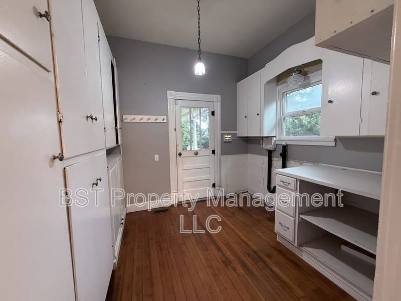 Silverton House: 1067 Oak Street - 1