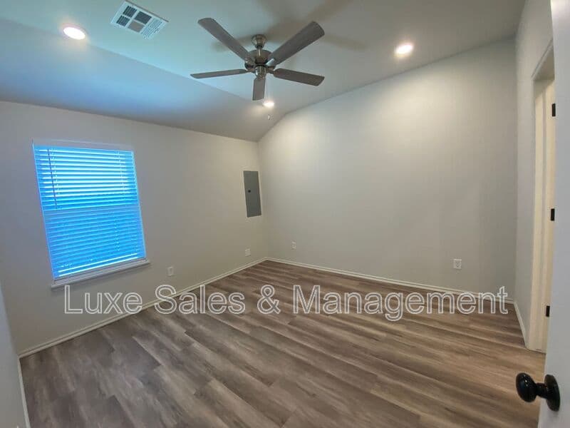 Okahoma City House: 8000 NW 110th Dr
