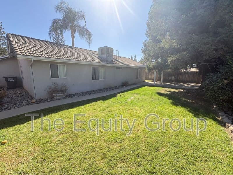 Visalia House: 323 South Citrus Court