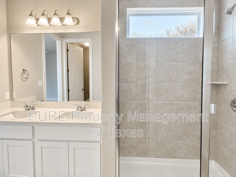 Georgetown House: 204 Riverhill Cv