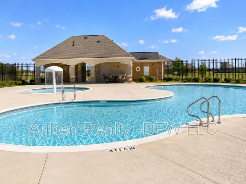 Fort Worth House: 10973 Hawks Landing Road