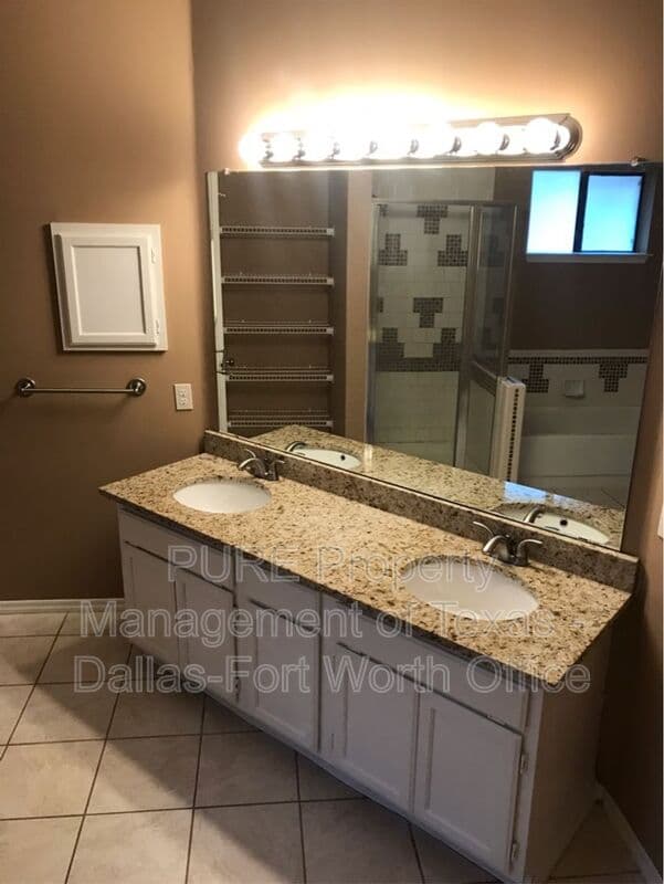 Arlington House: 6004 Meadowside Trail