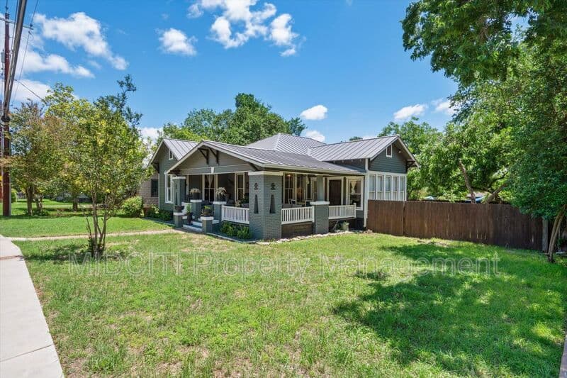 San Marcos House: 1017 W Hopkins St