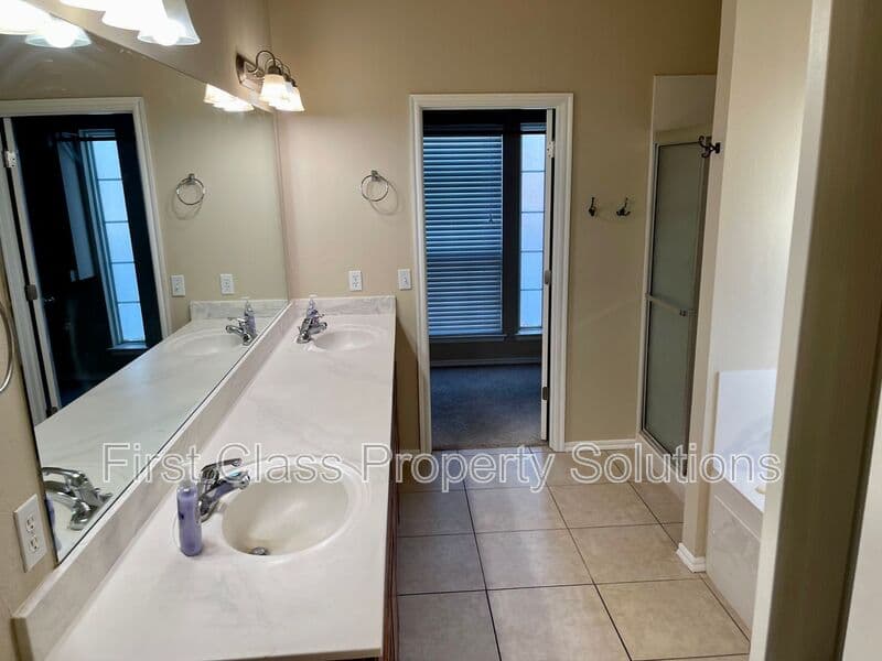 Moore House: 917 Renita Way