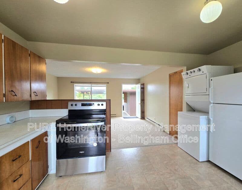 Ferndale House: 5084-5086 LaBounty Drive