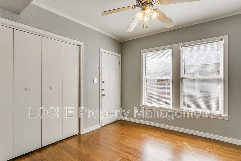 Fort Worth House: 3204 Rogers Avenue