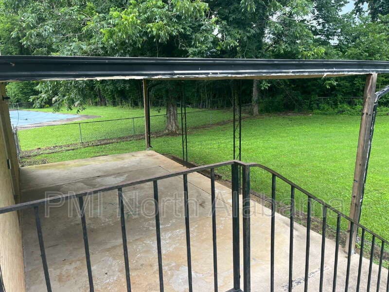 Huntsville House: 6208 NW Cedar Point Dr