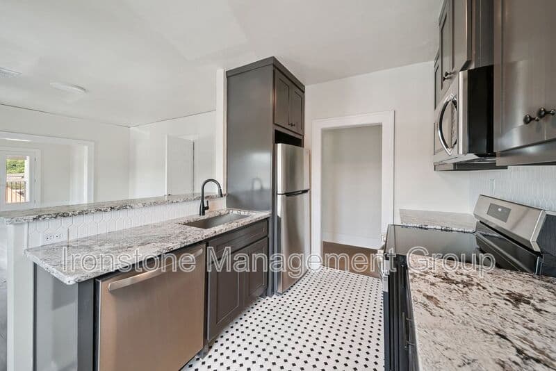 Tulsa House: AirBnB 1435 1/2 S Peoria Avenue Top Left