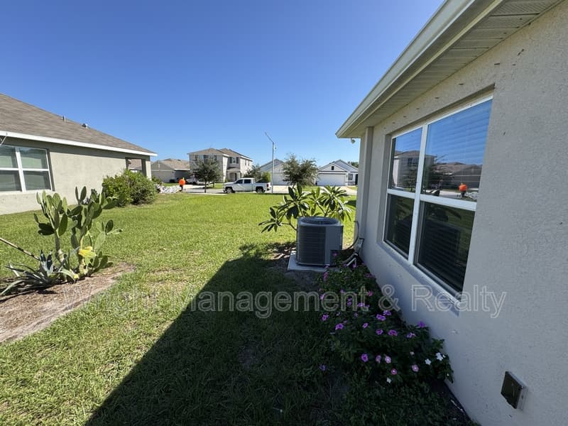 Wimauma House: 5586 Logan Cave Avenue
