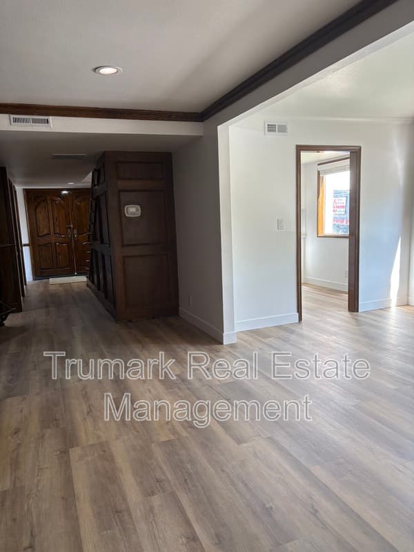 Glendale Townhome: 1143 N Louise St