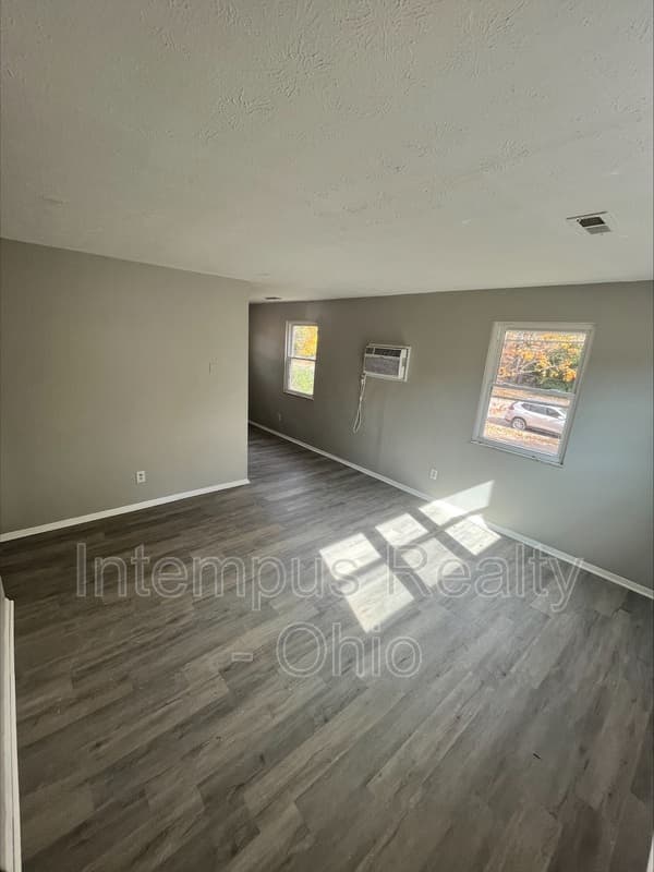 Cincinnati House: 6939 Gracely Dr