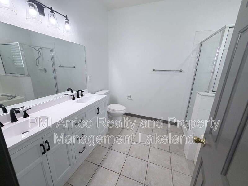 Lakeland House: 1065 View Pointe Way