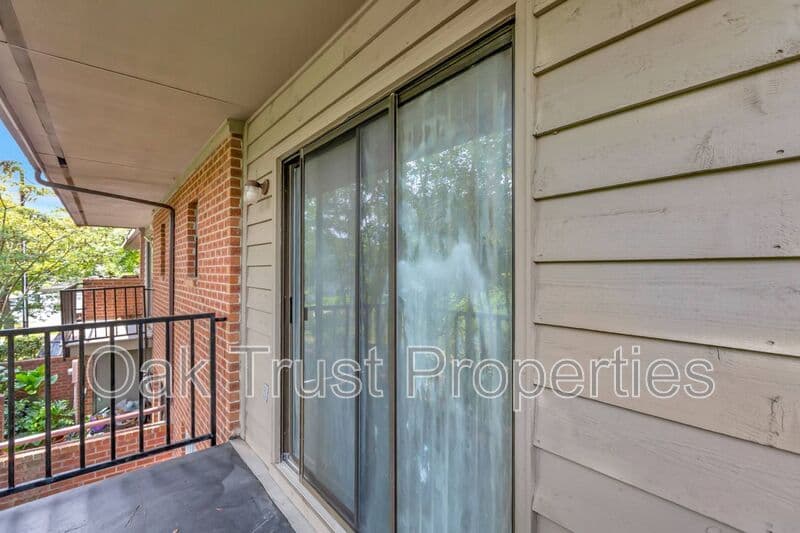 Summerville Townhome: 593 Travelers Blvd