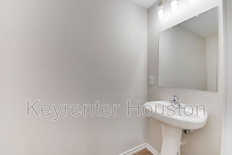 Houston House: 8203 Woodlyn Rd