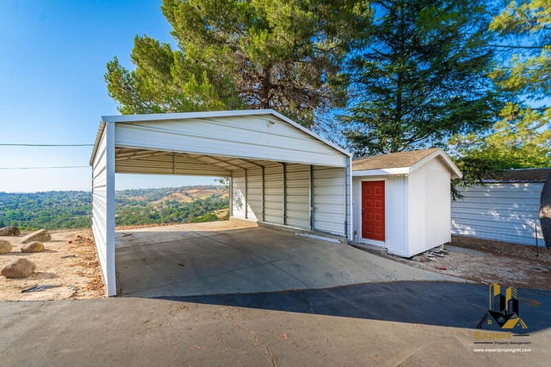 Newcastle House: 1811 Oak Terrace